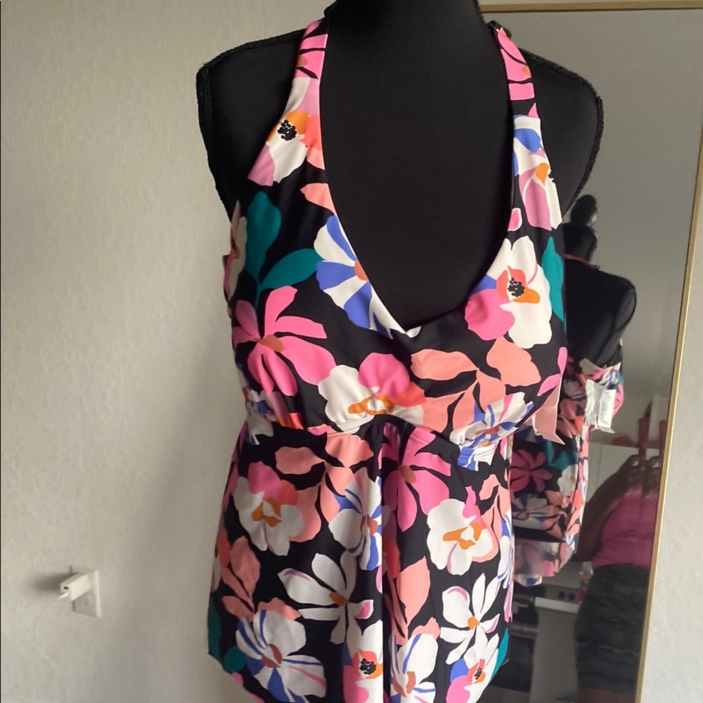 Stylish Pink and White Sleeveless Tie Front Tank Tankini Size 18 W.